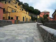 posa in opera di arredo urbano e pavimentazioni in pietra