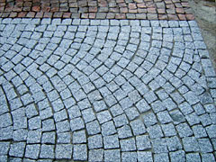 posa in opera di arredo urbano e pavimentazioni in pietra