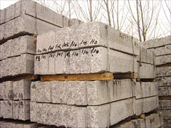 posa in opera di arredo urbano e pavimentazioni in pietra